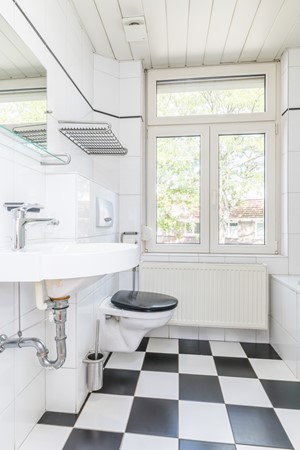 Foto - Te koop: Karakteristiek wonen met de duurzaamheid van nu! Verrassend ruime tussenwoning (1938) met 5 slaapkamers, hybride warmtepomp en Energielabel A nabij het centrum van Heerlen. 